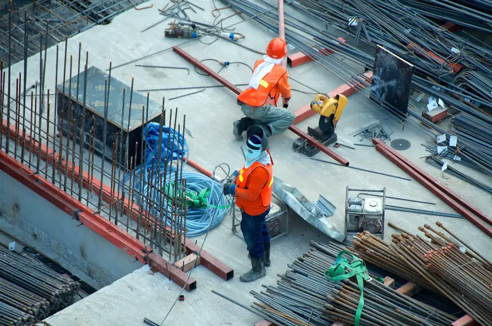 Operai al lavoro su un solaio armato in un cantiere edile